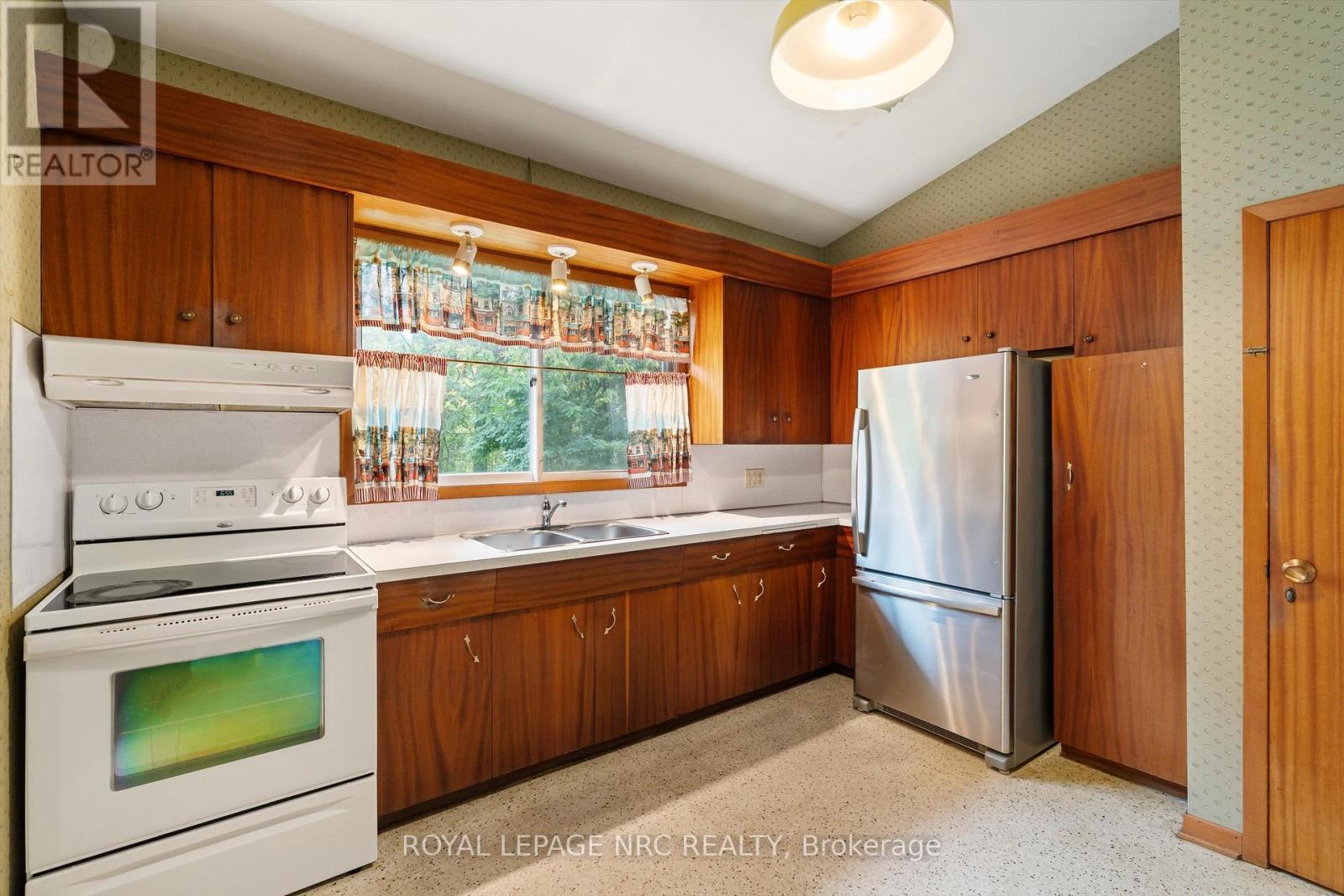 21 PARKLANE CRESCENT - 12