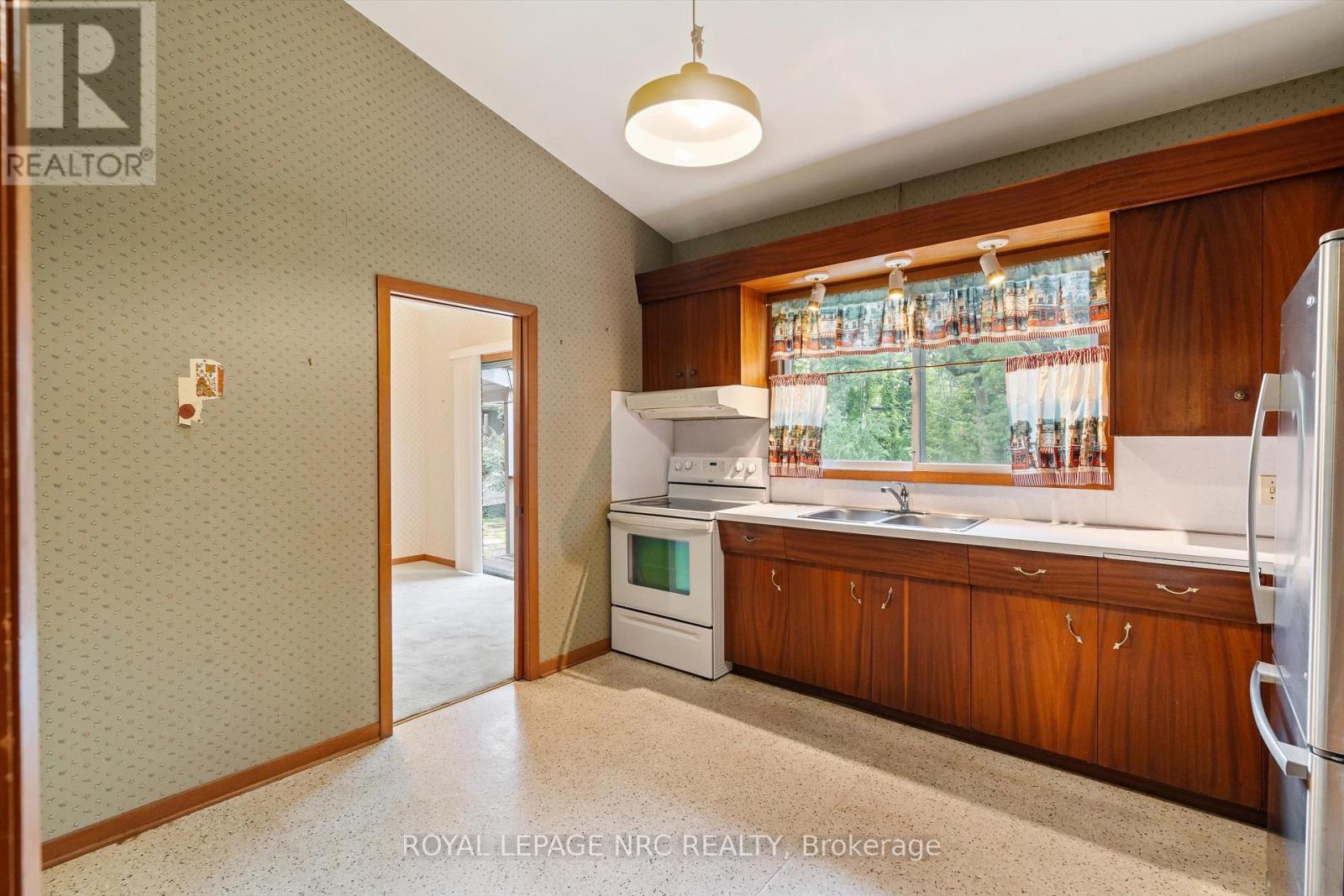 21 PARKLANE CRESCENT - 13