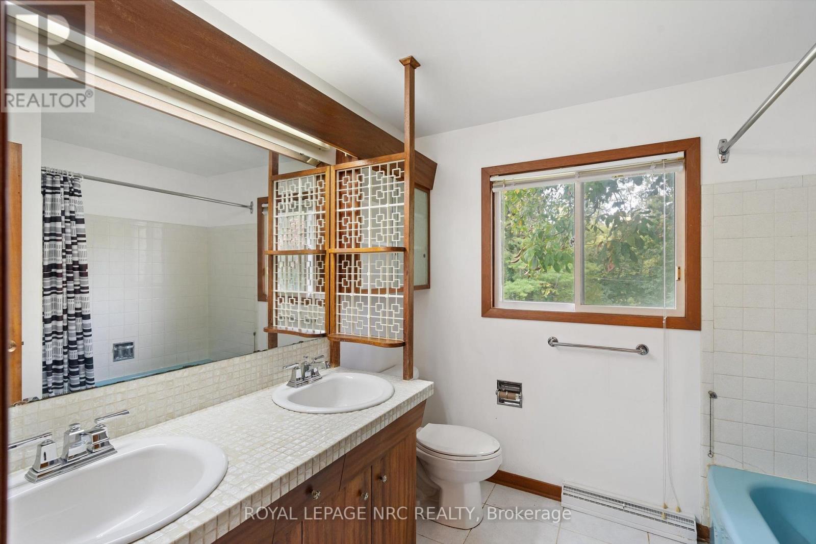 21 PARKLANE CRESCENT - 15