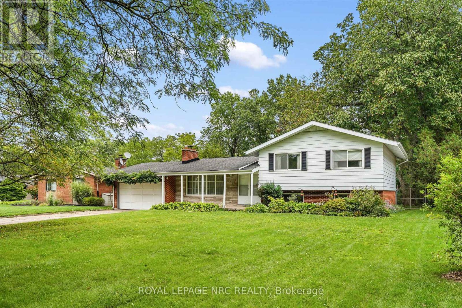 21 PARKLANE CRESCENT - 2