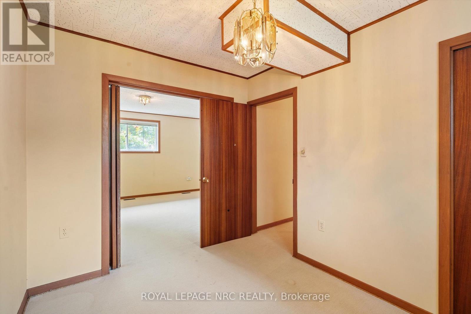 21 PARKLANE CRESCENT - 27