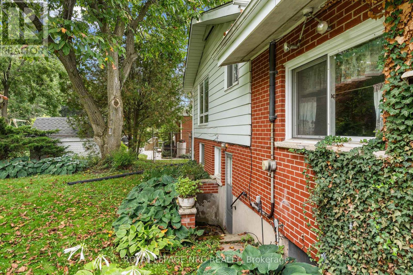 21 PARKLANE CRESCENT - Image 38