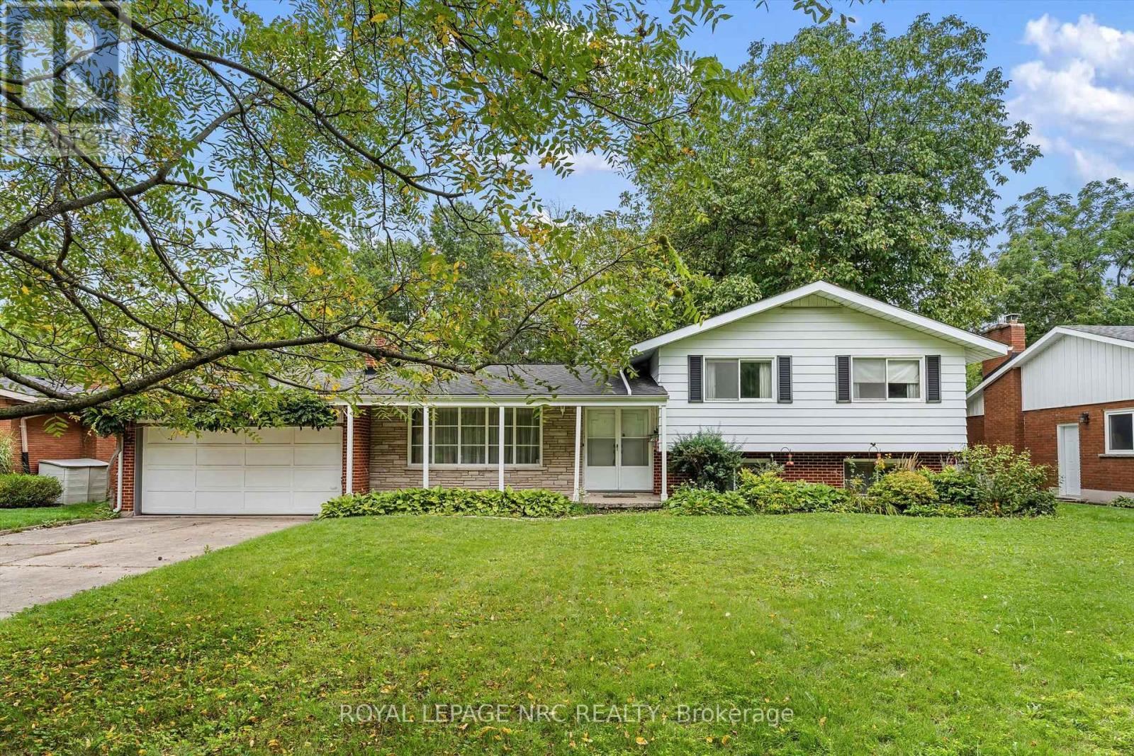 21 PARKLANE CRESCENT - 4