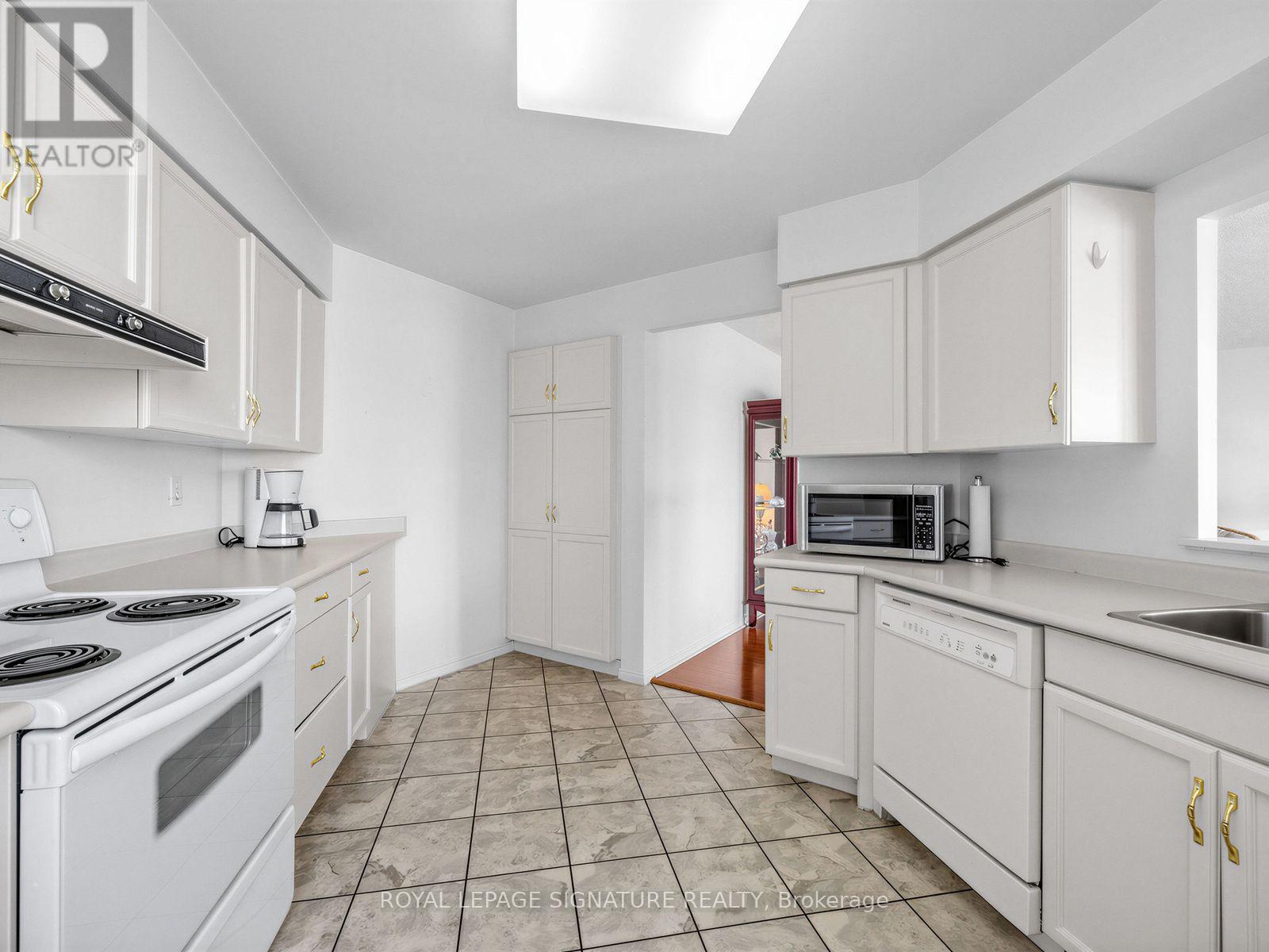#807 11 THORNCLIFFE PARK DRIVE - 19