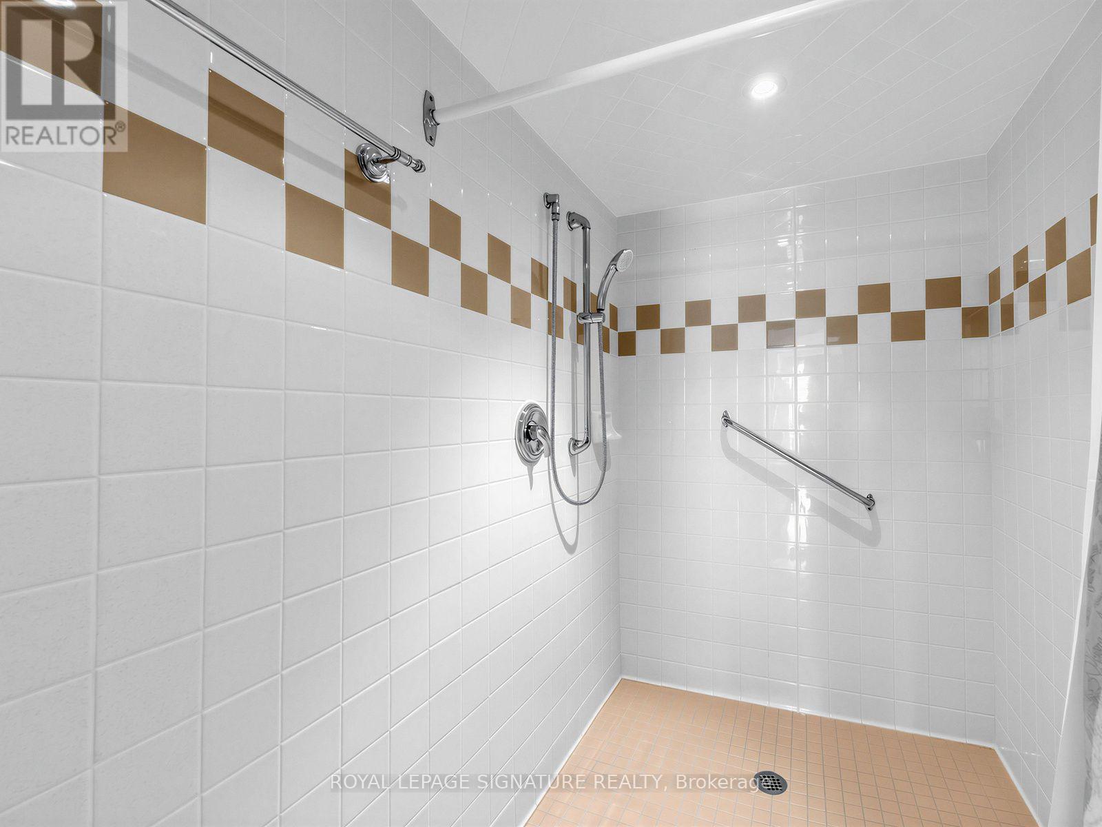 #807 11 THORNCLIFFE PARK DRIVE - Image 30