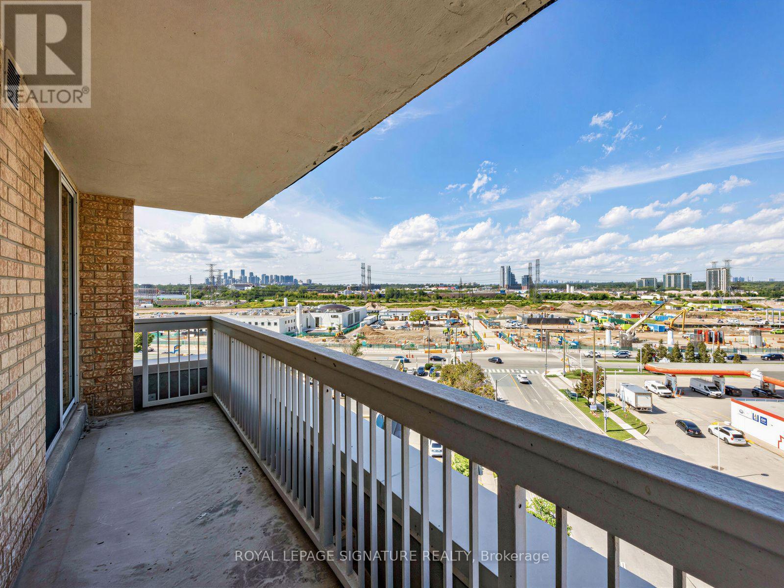 #807 11 THORNCLIFFE PARK DRIVE - Image 31