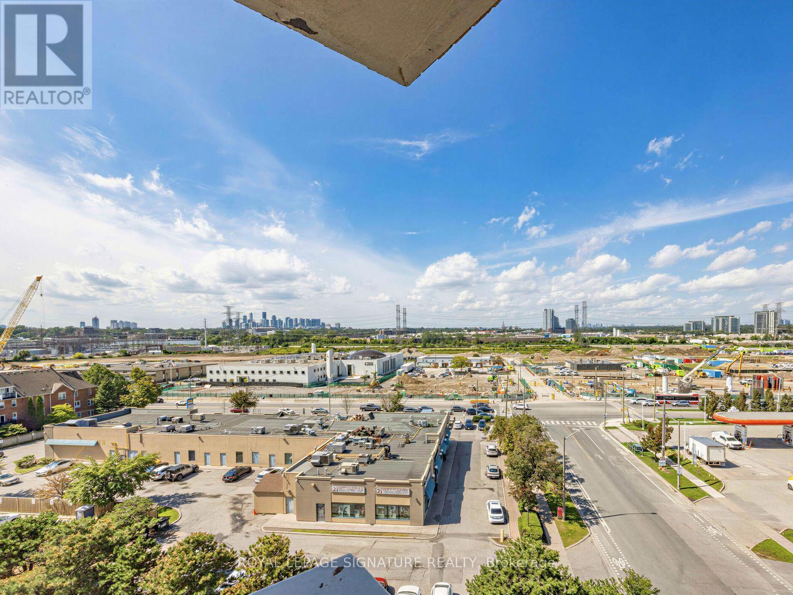 #807 11 THORNCLIFFE PARK DRIVE - 32