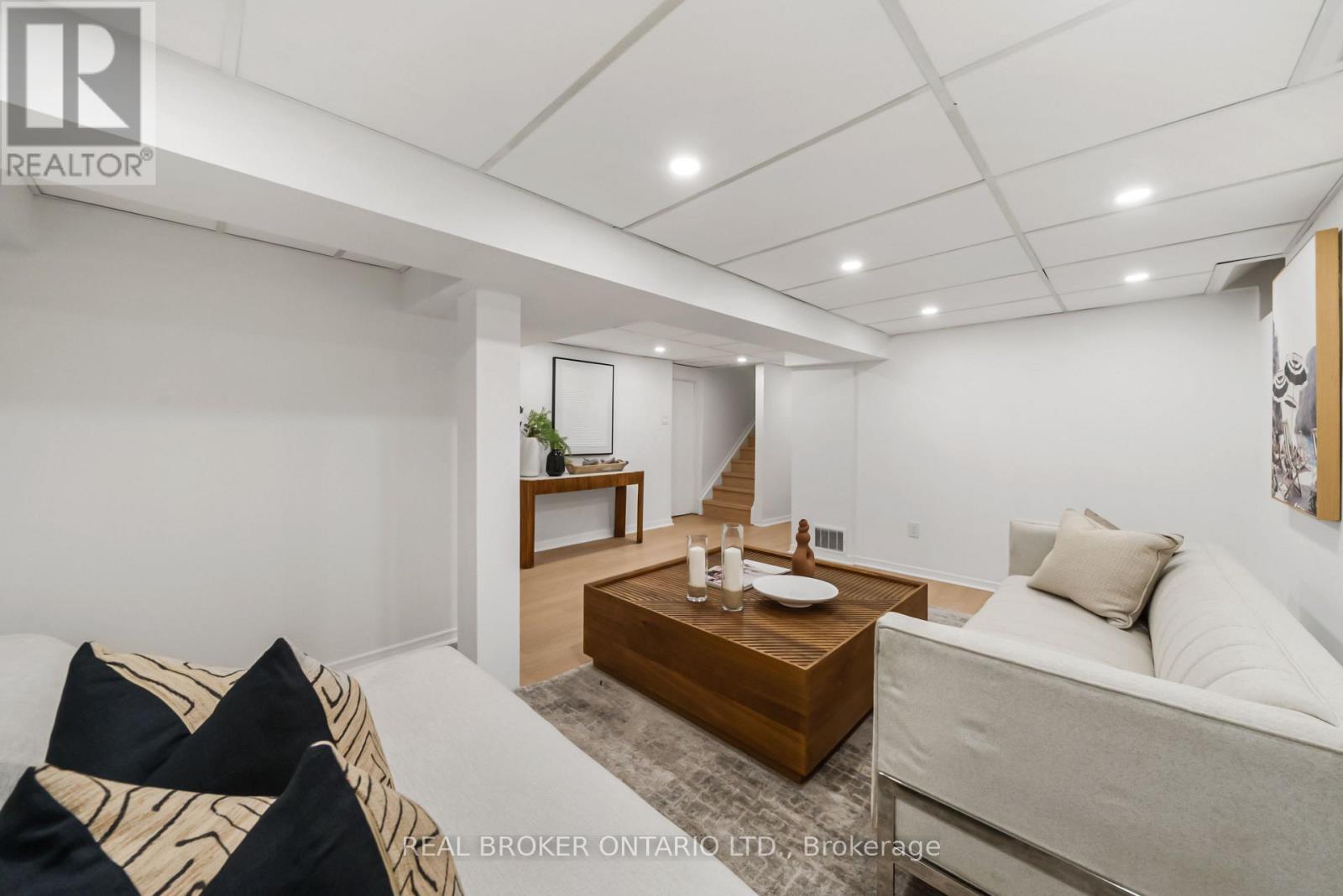 69 CHAPLIN CRESCENT - 36
