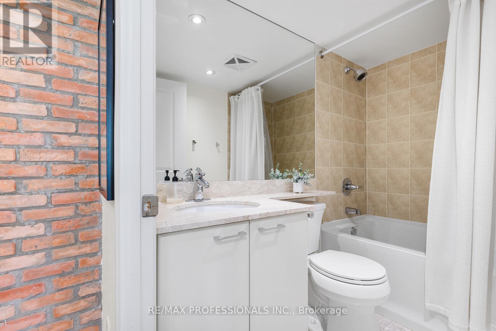 #205 15 STAFFORD STREET - 15