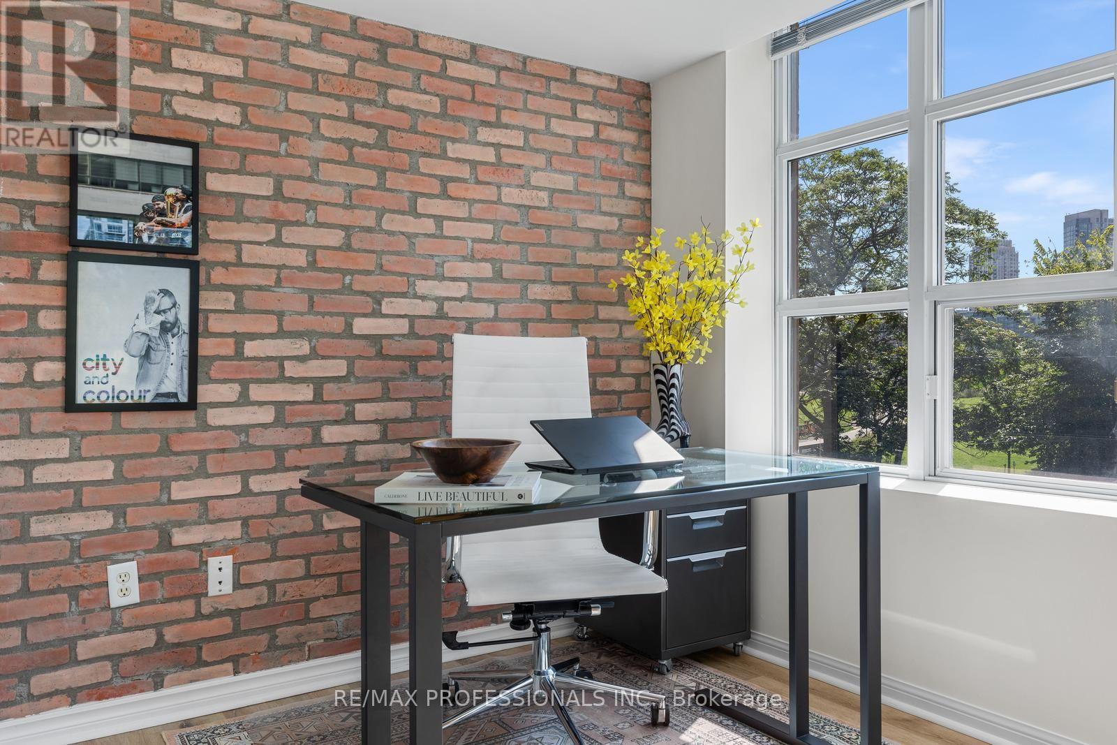 #205 15 STAFFORD STREET - 17