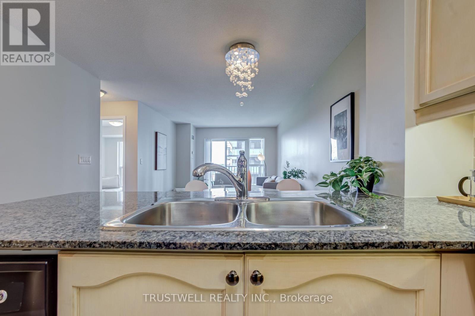#808 185 ONEIDA CRESCENT - 32