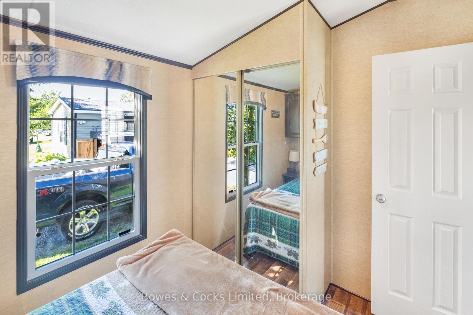 15 THE POINT DR. - 1235 VILLIERS LINE - 15
