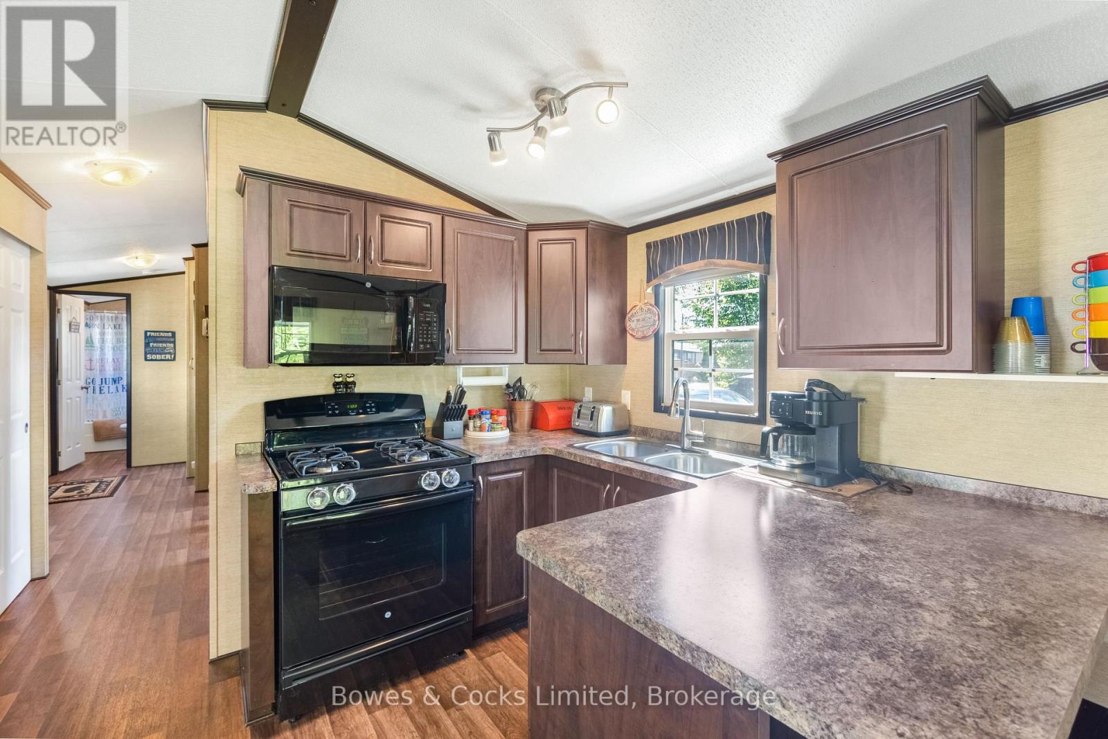 15 THE POINT DR. - 1235 VILLIERS LINE - 21