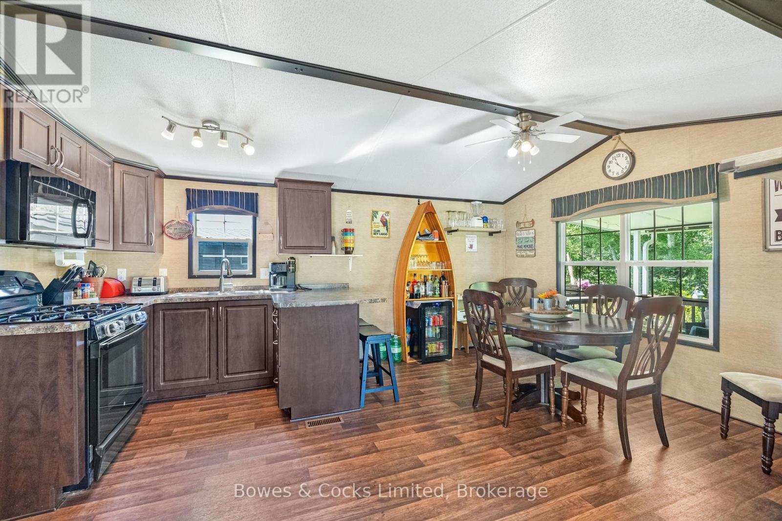 15 THE POINT DR. - 1235 VILLIERS LINE - 24