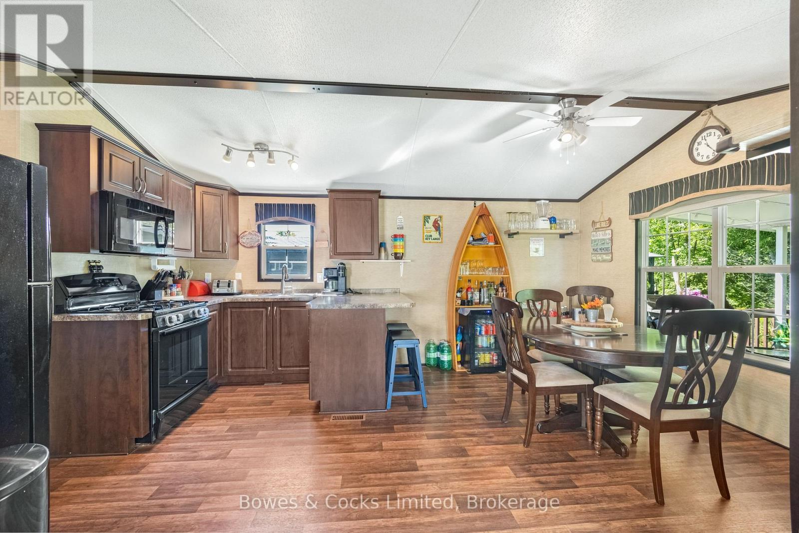 15 THE POINT DR. - 1235 VILLIERS LINE - 25