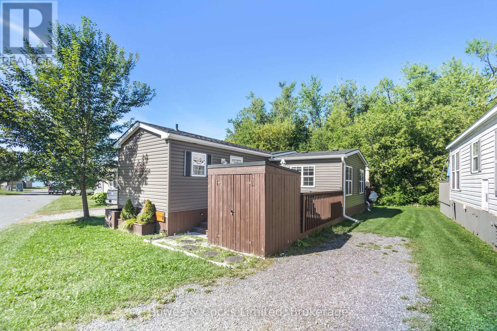 15 THE POINT DR. - 1235 VILLIERS LINE - 39
