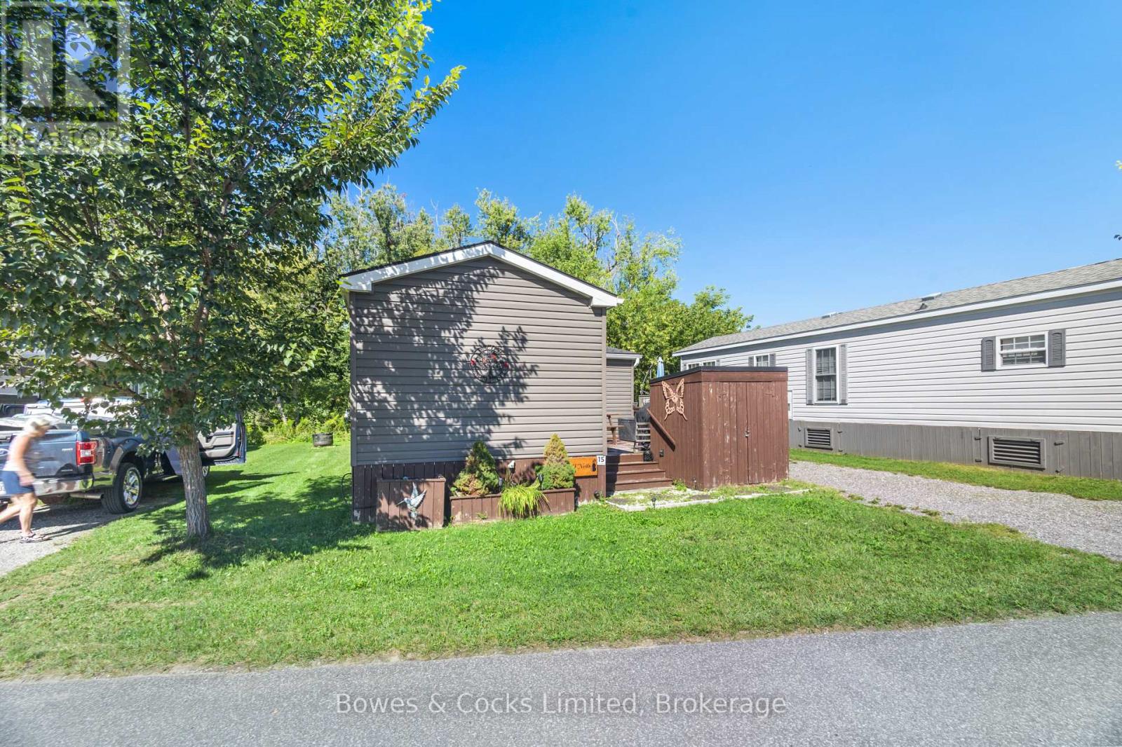 15 THE POINT DR. - 1235 VILLIERS LINE - 41