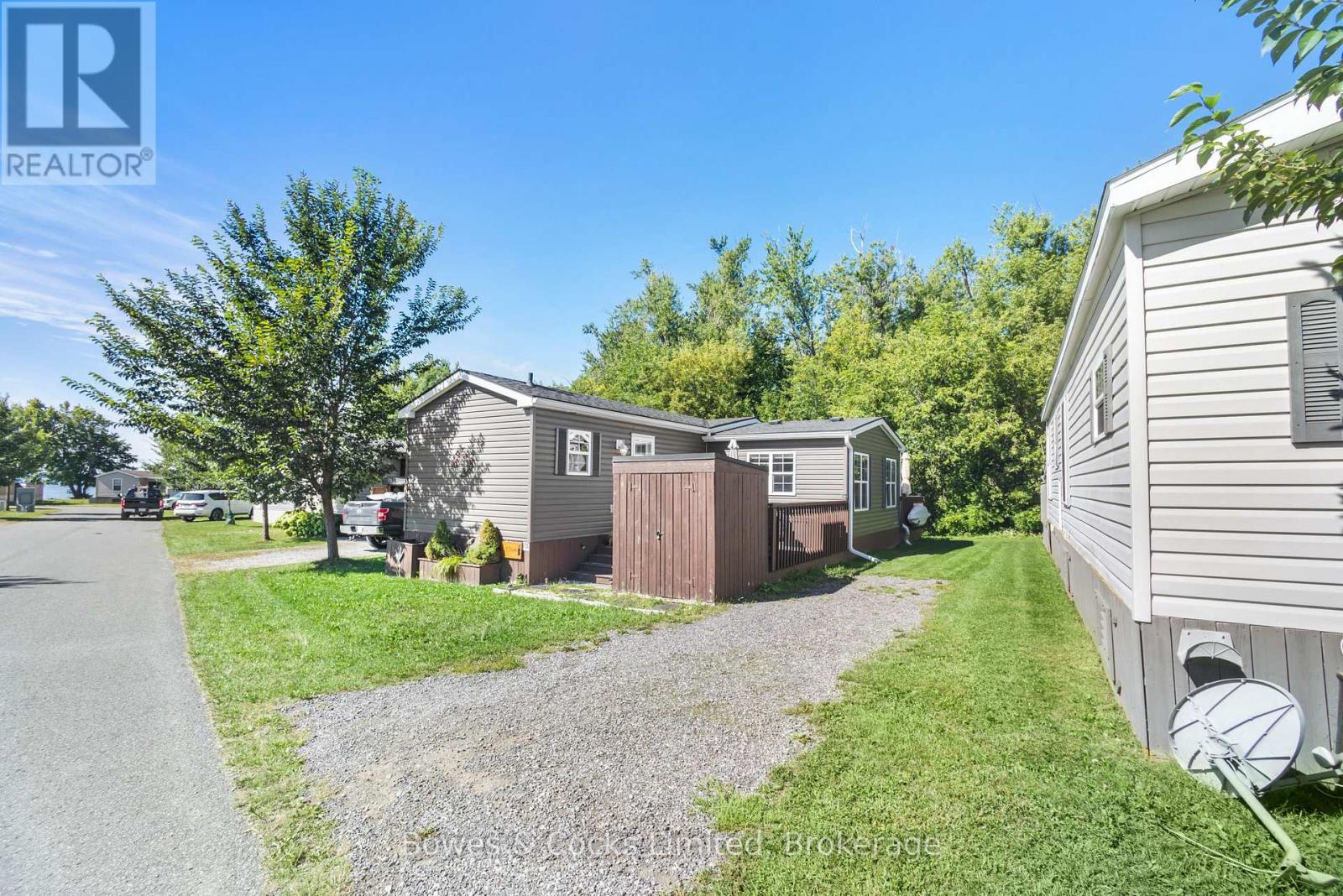 15 THE POINT DR. - 1235 VILLIERS LINE - 42