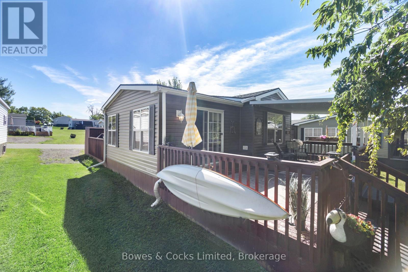 15 THE POINT DR. - 1235 VILLIERS LINE - 44