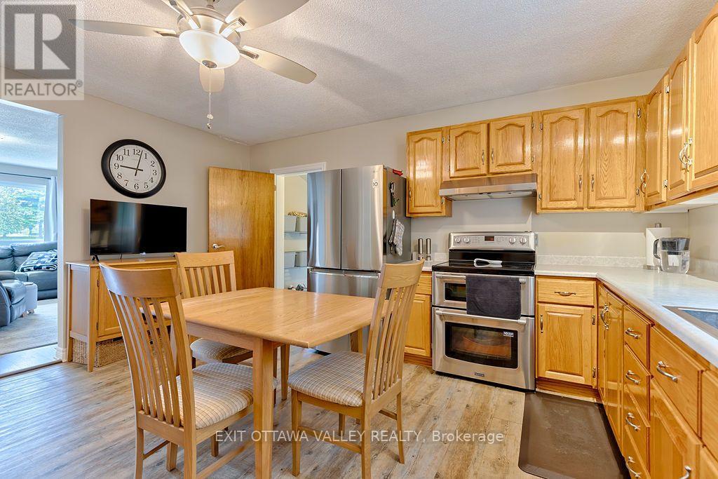 39 CREEK STREET, Whitewater Region — photo 3