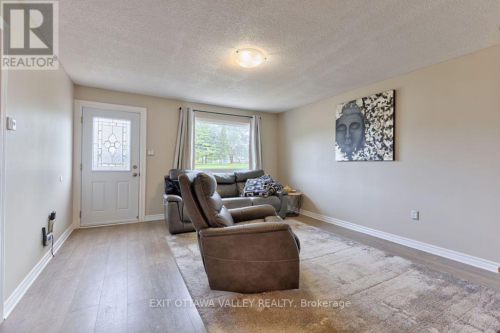 39 CREEK STREET, Whitewater Region — photo 8