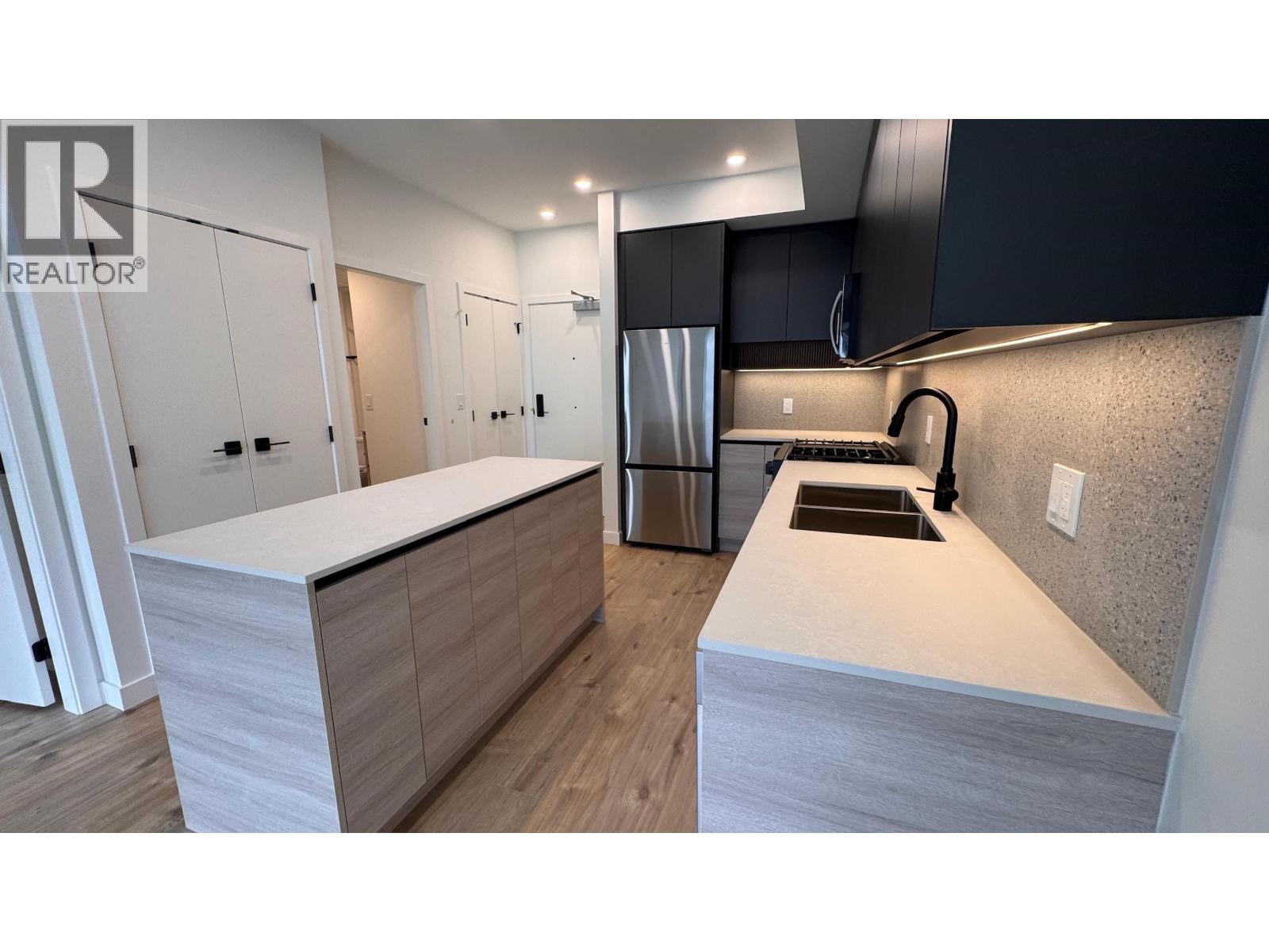 3xx 9xxx UNIVERSITY CRESCENT, Burnaby — photo 1