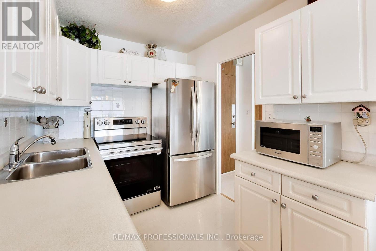 #207 260 SCARLETT ROAD - 11