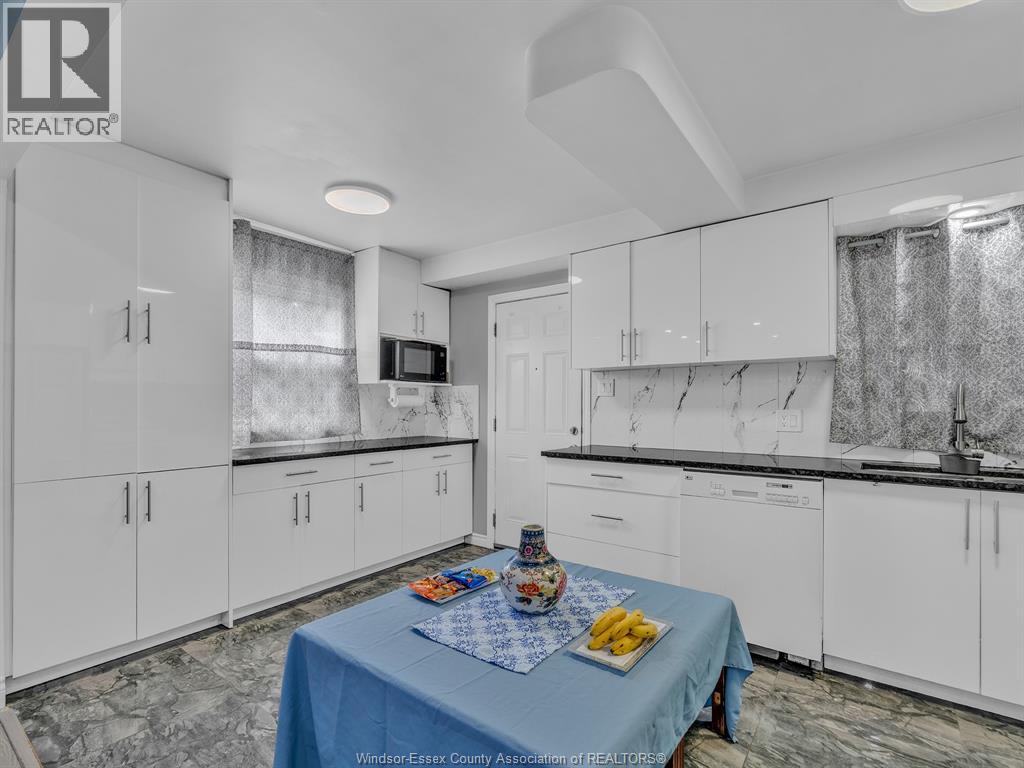 7640 WYANDOTTE STREET East - 10