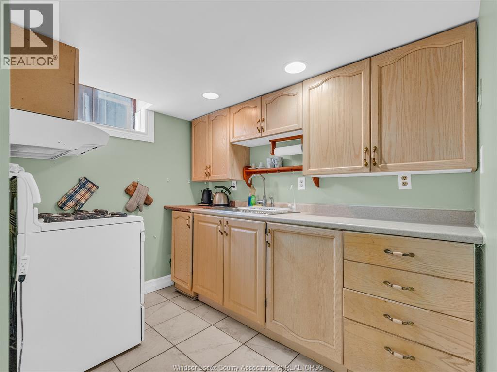7640 WYANDOTTE STREET East - 27