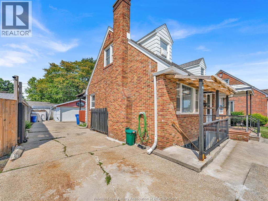 7640 WYANDOTTE STREET East - 3