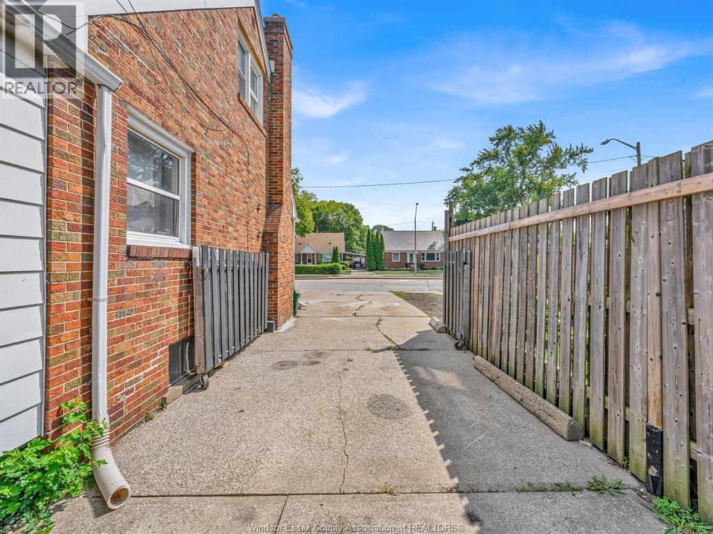 7640 WYANDOTTE STREET East, Windsor — photo 4