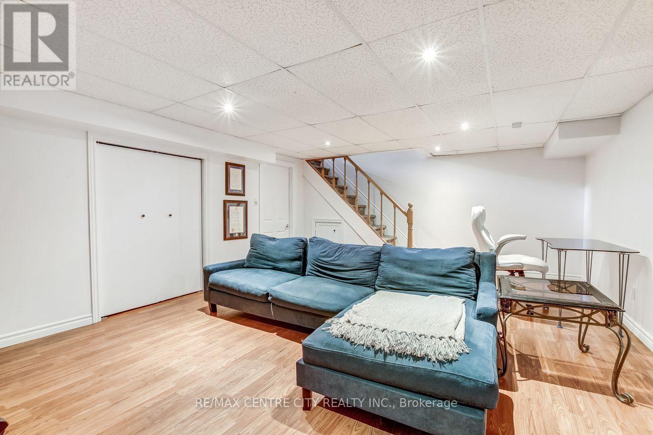 10 RUNNYMEDE CRESCENT - 16