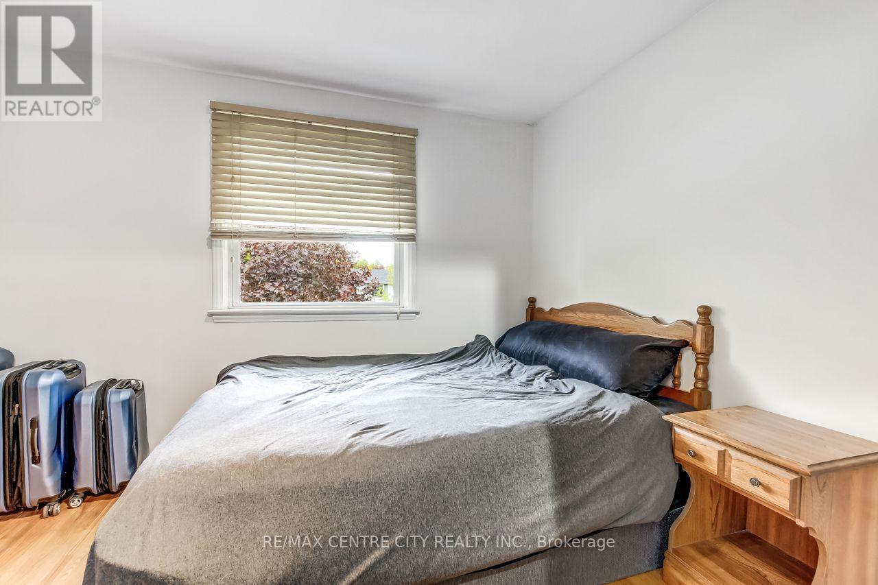 10 RUNNYMEDE CRESCENT - 22