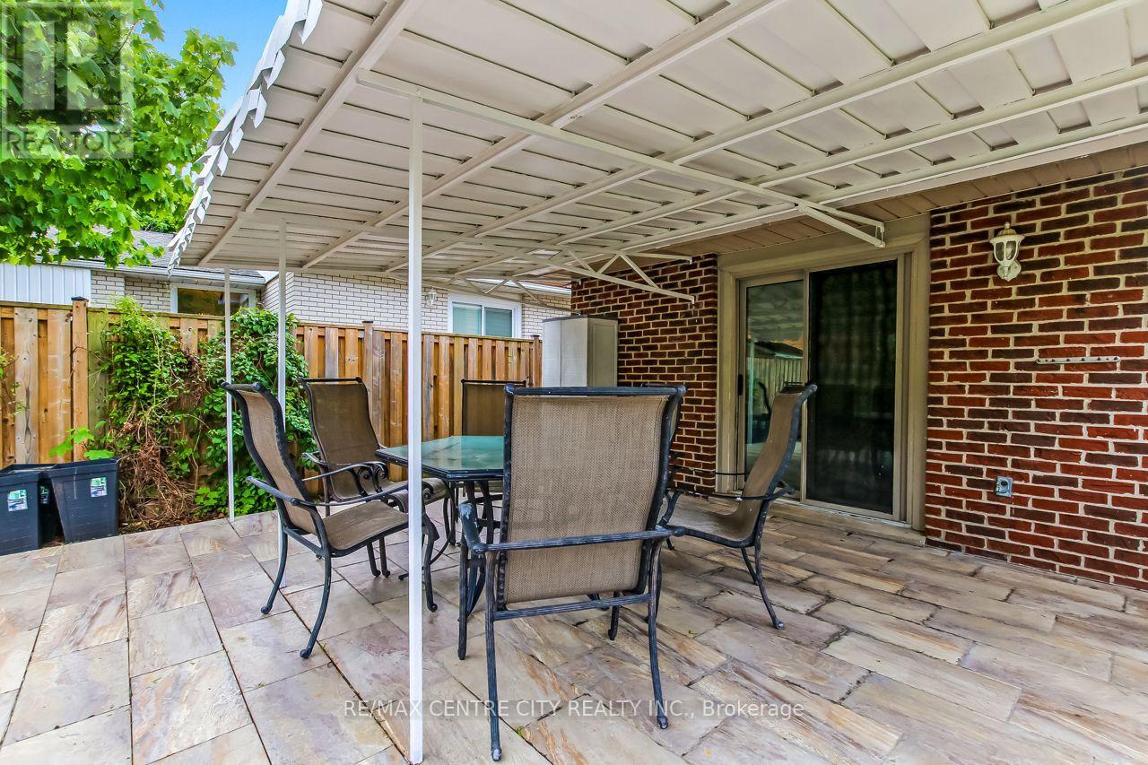 10 RUNNYMEDE CRESCENT - 25