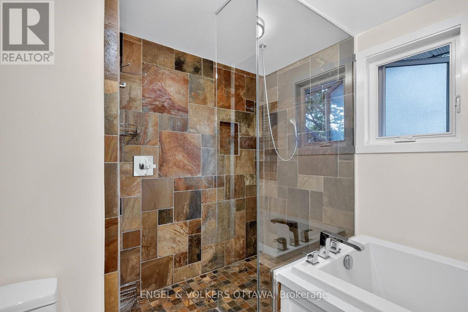 6 Bed, 5 Bath House for Sale in Ottawa – 22 LYNHURST AVENUE, Ottawa – MLS# X13753028 - Image 23