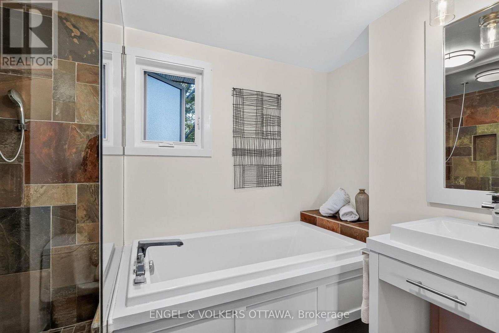 6 Bed, 5 Bath House for Sale in Ottawa – 22 LYNHURST AVENUE, Ottawa – MLS# X13753028 - Image 24