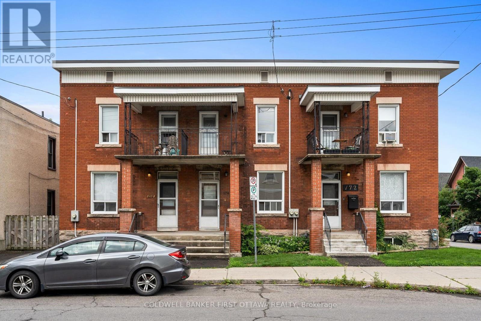 Upper level 1 bed 1 bath apartment w parking!