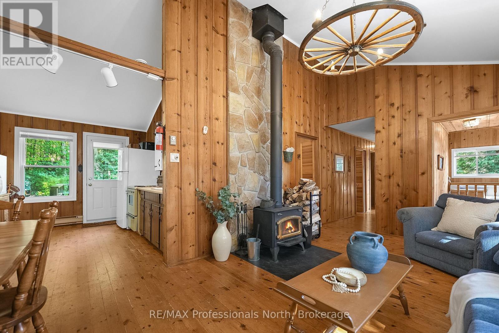1010 KOCH TRAIL, Highlands East (Glamorgan) — photo 6