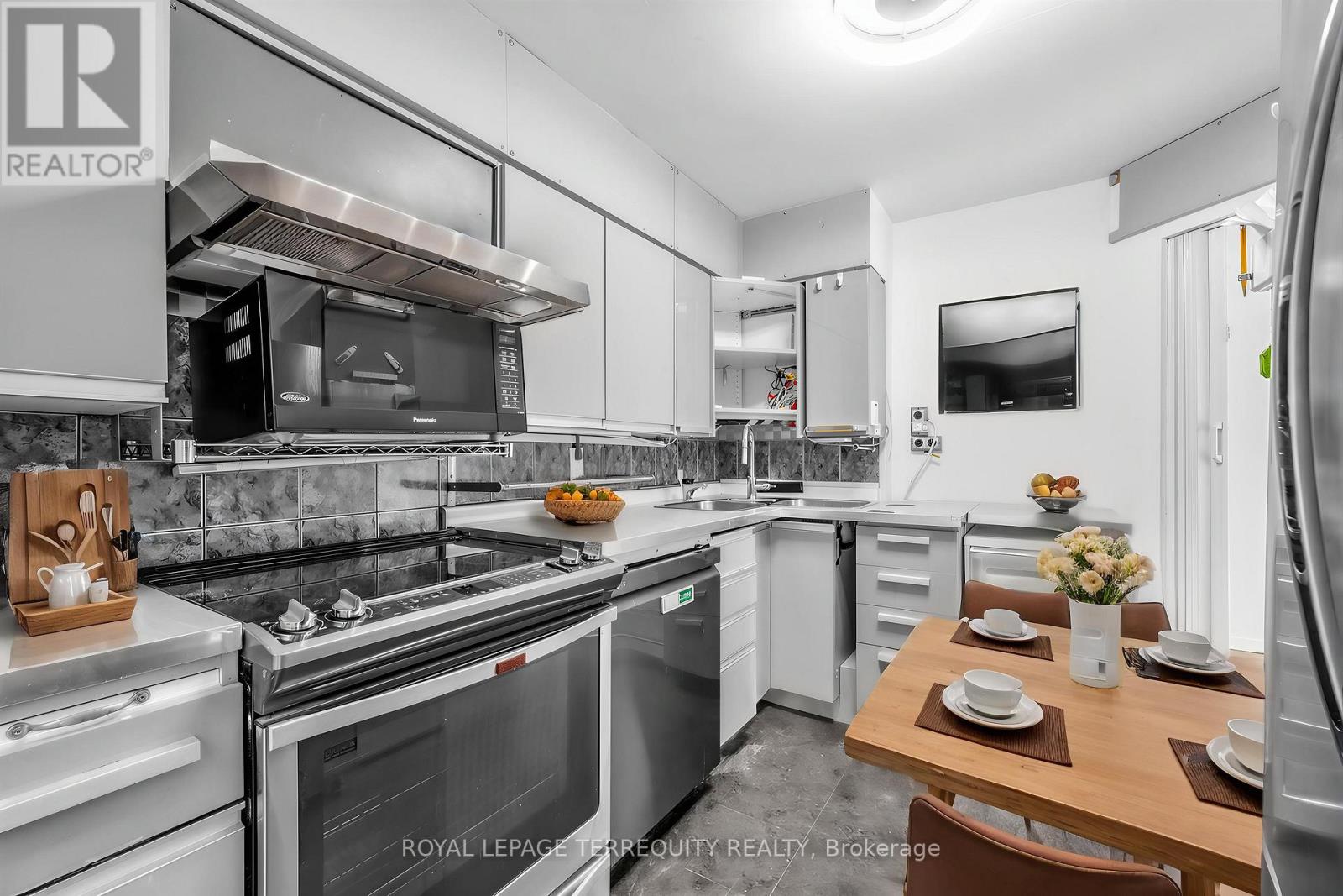 #210 25 MAITLAND STREET - 18
