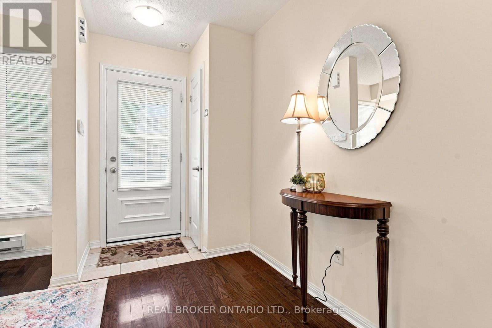 8 AYERS CRESCENT - 3
