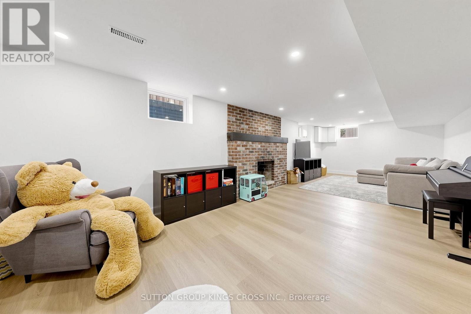 360 ISABELLA AVENUE - Image 32