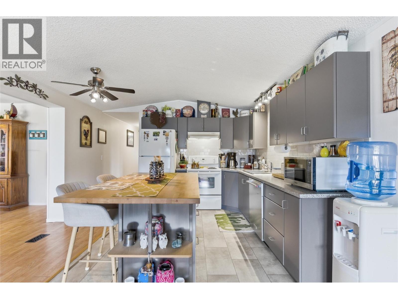 6584 PINECREST Drive - 26