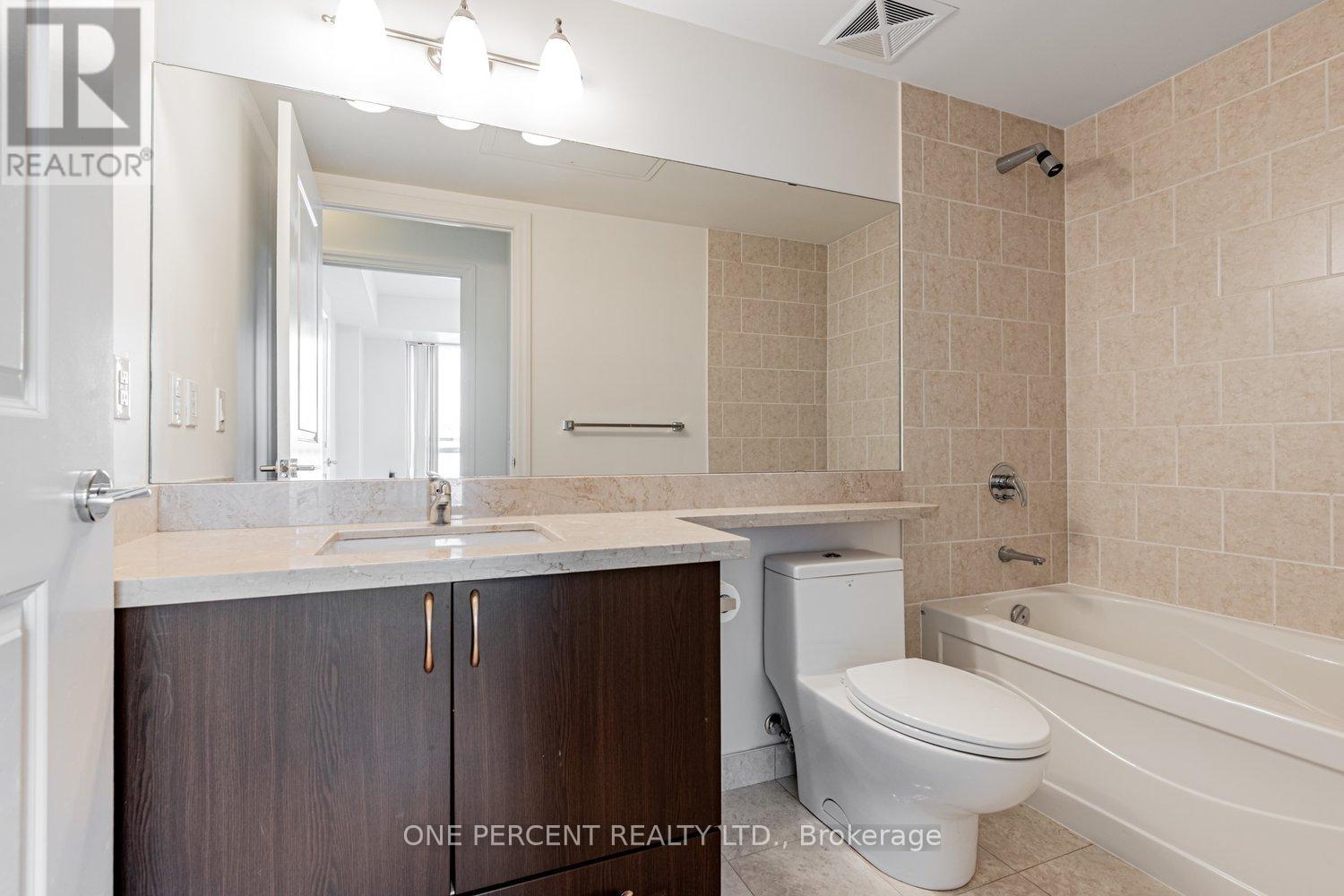 #401 21 UPPER DUKE CRESCENT - 24