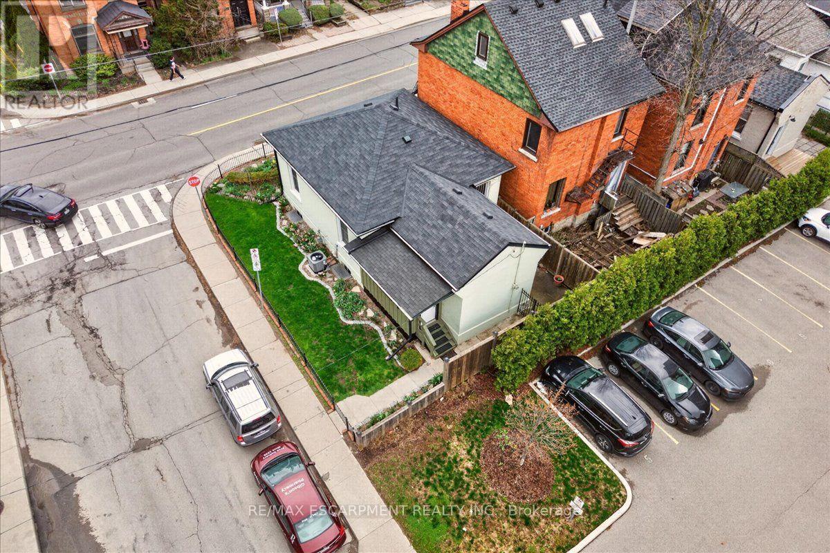 139 QUEEN STREET S - 32