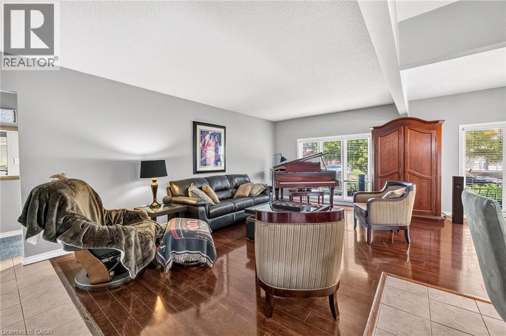 128 MELISSA Crescent, Welland — photo 8