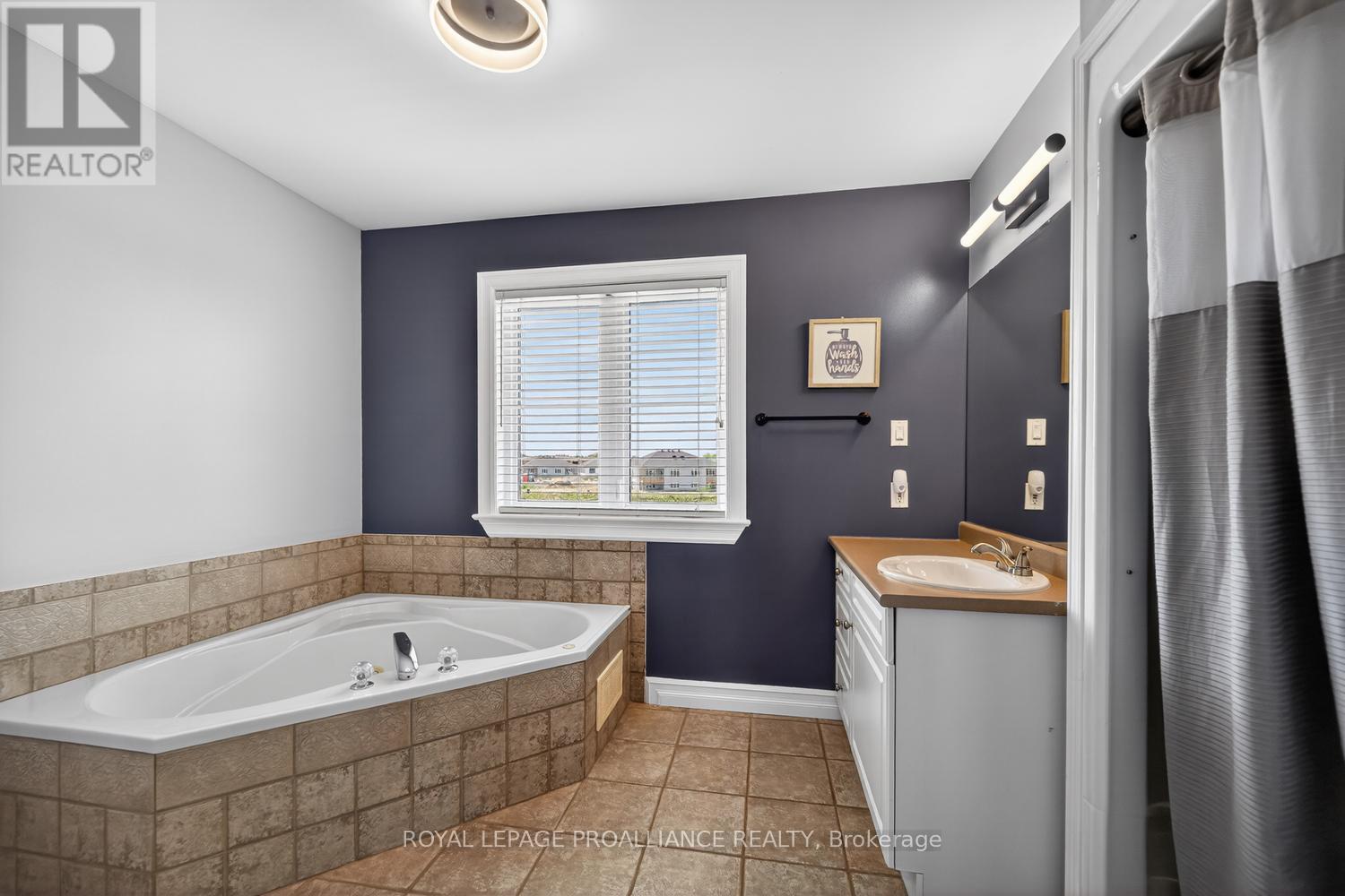 1014 CRESTWOOD DRIVE - 25