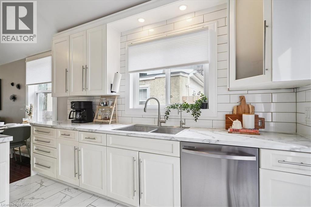 32 ALLAN Avenue - 13
