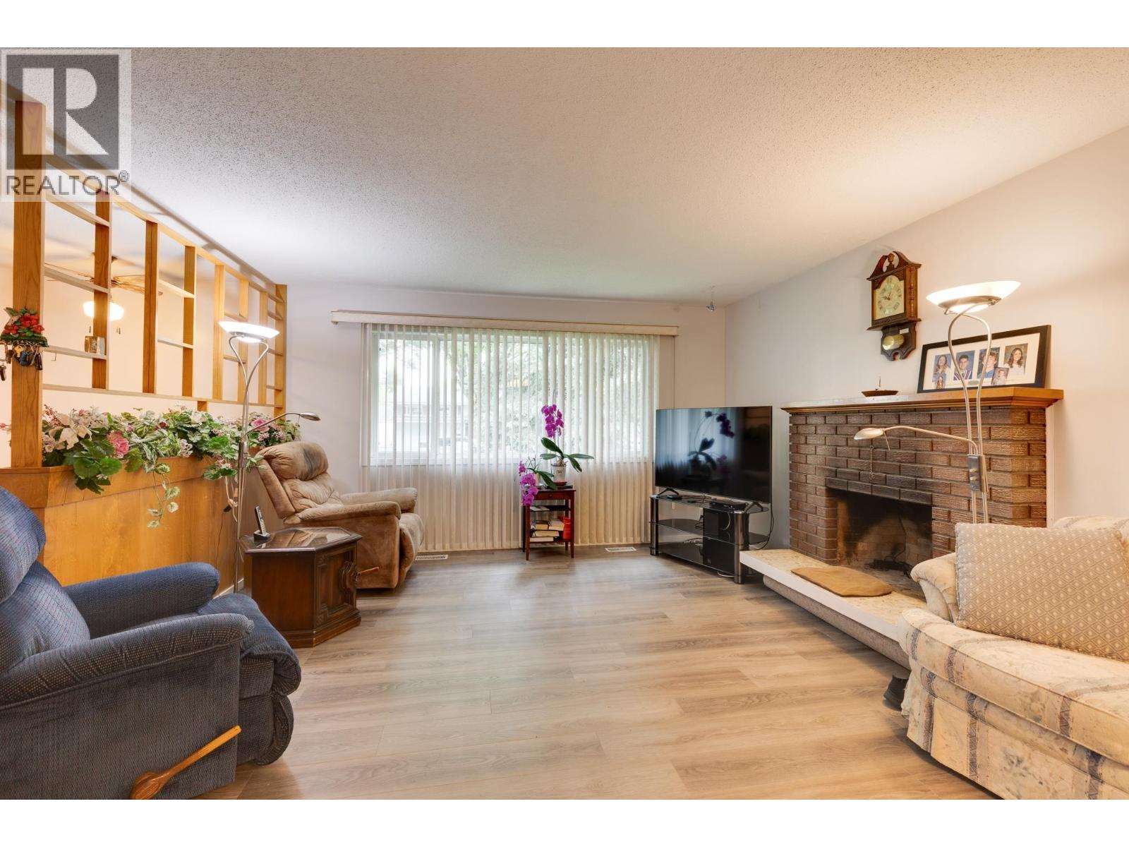 Photo 11 of 32 — 132 MCKENZIE AVENUE · Prince George, BC