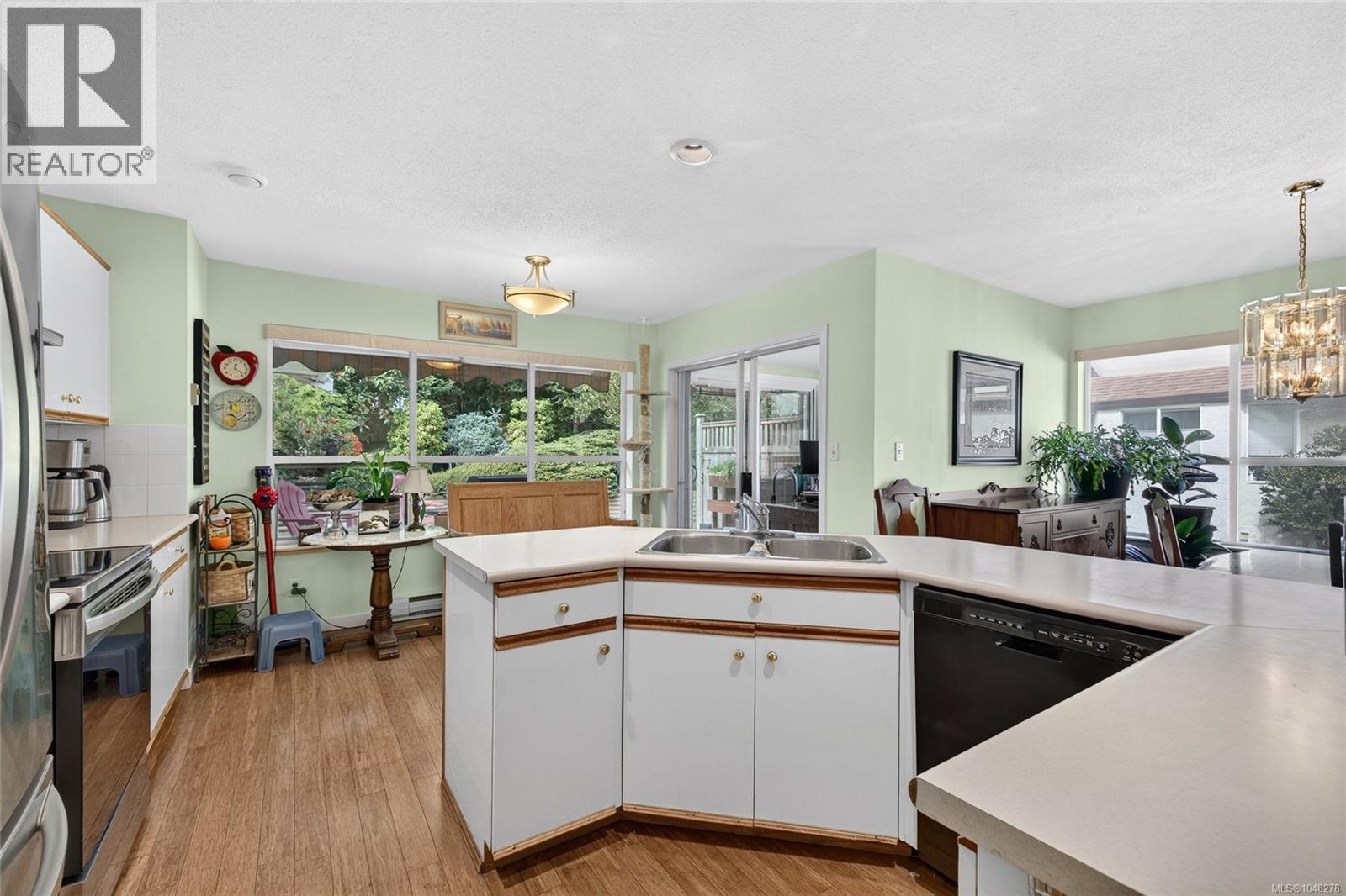3568 Arbutus Dr S - Image 17