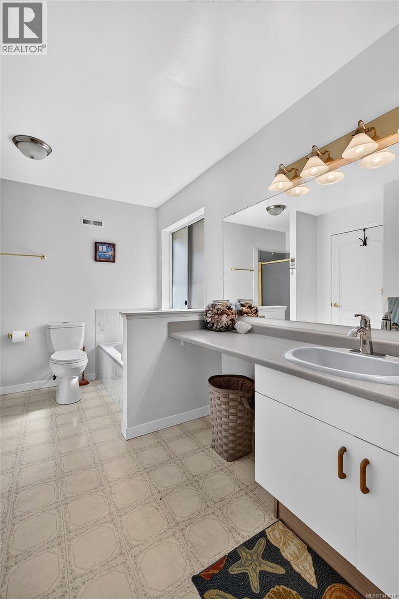 3568 Arbutus Dr S - Image 33
